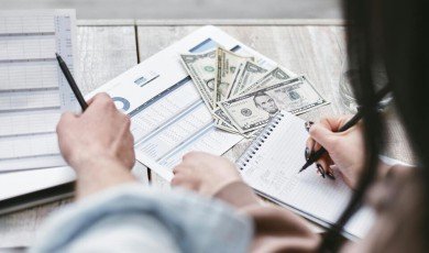 Cómo los Servicios de Transferencia de Dinero Mantienen Conectadas a las Familias